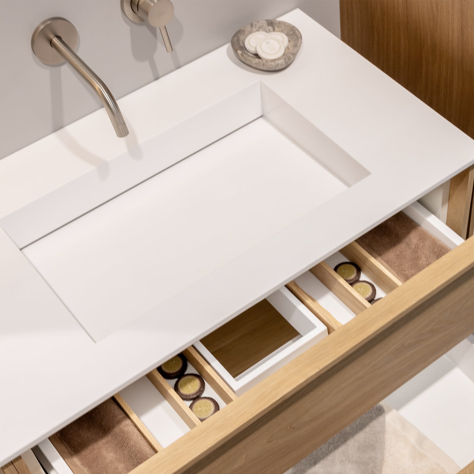 SanoBlu Riva wastafelmeubel 60 cm echt eikenfineer koper met corian wastafel 4