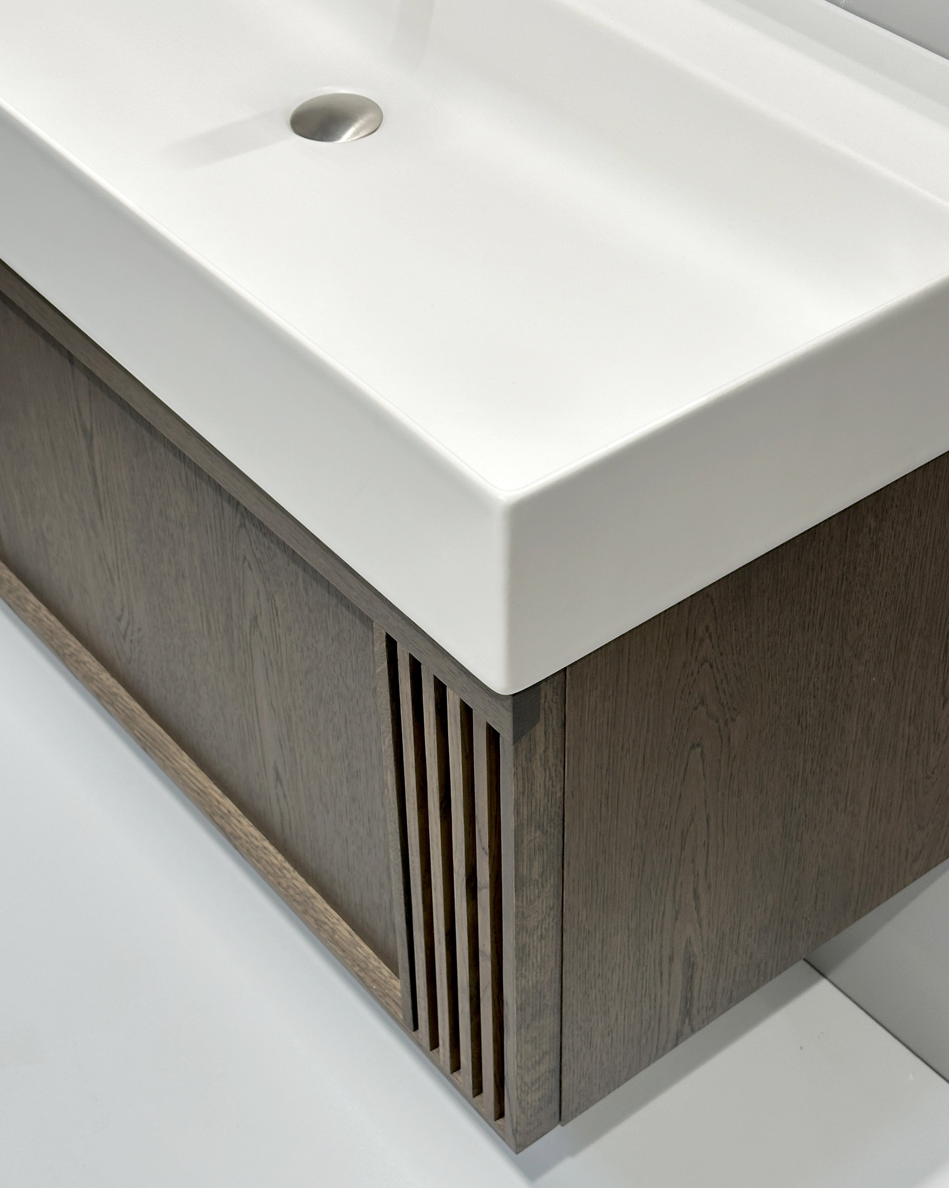 SanoBlu Fina wastafelmeubel 100 cm echt eikenhout en eikenfineer smoky met gefreesde front en keramische wastafel 3