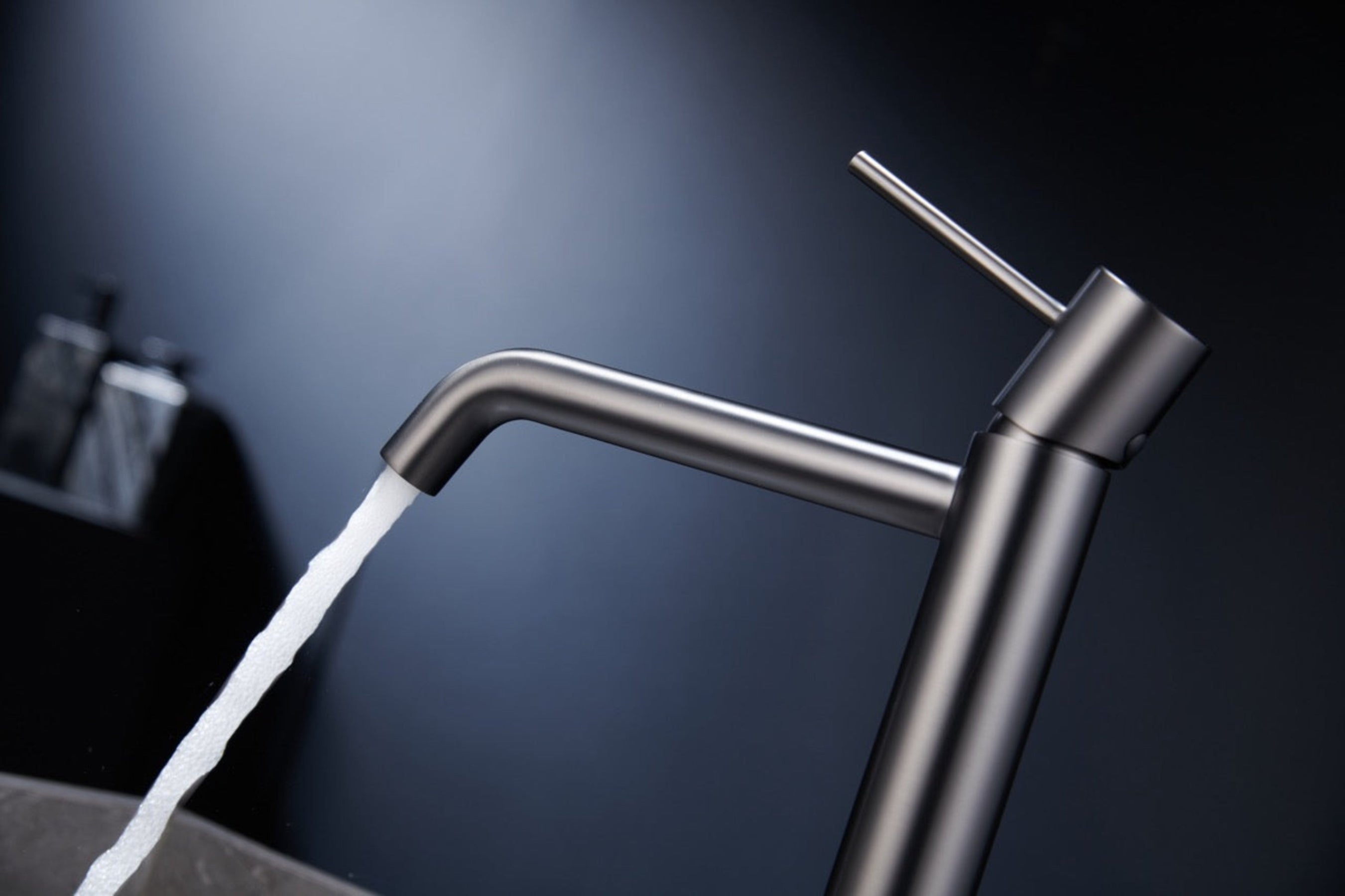 SanoBlu Flow wastafelkraan hoog black gun metal