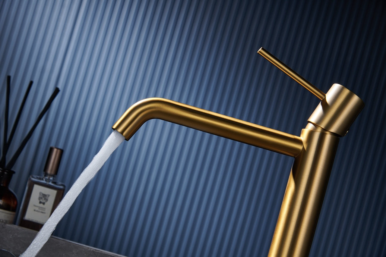 SanoBlu Flow wastafelkraan hoog geborsteld goud 4
