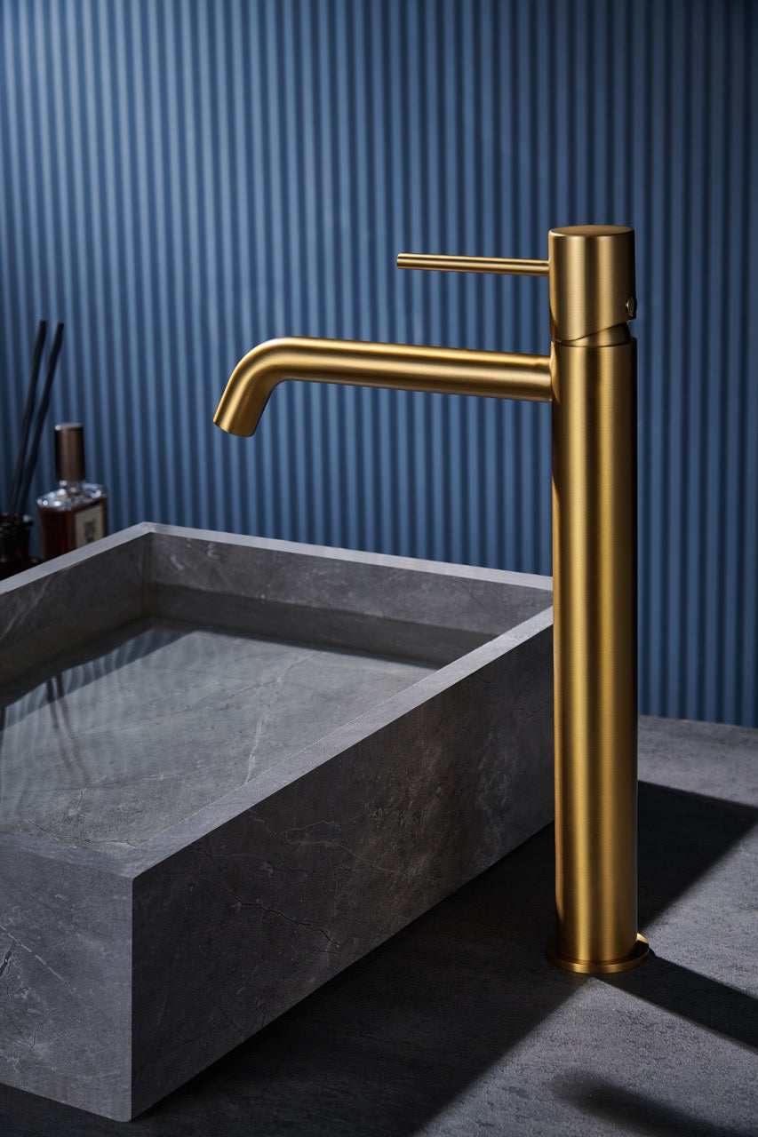 SanoBlu Flow wastafelkraan hoog geborsteld goud 5
