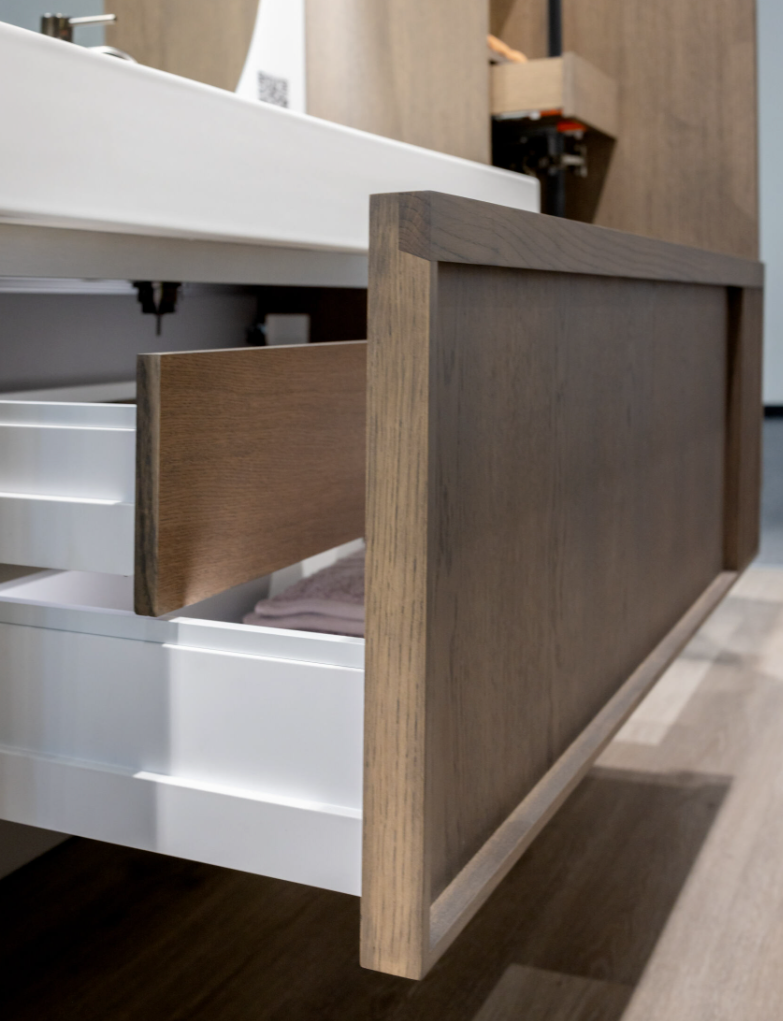 SanoBlu Fina wastafelmeubel 80 cm echt eikenhout en eikenfineer smoky met gefreesde front en keramische wastafel