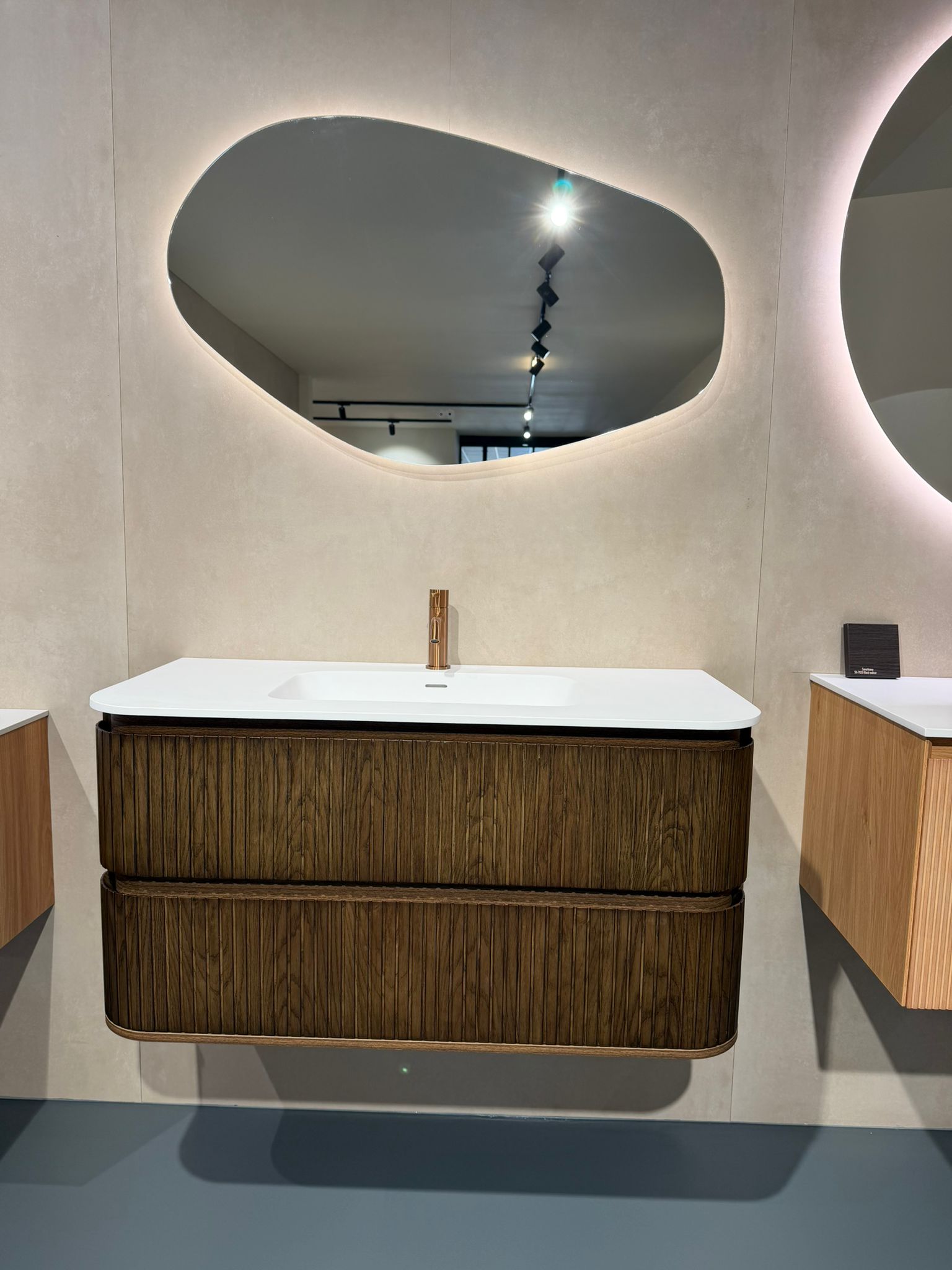SanoBlu Bali afgerond wastafelmeubel 100 cm donker walnoot met solid surface wastafel 7